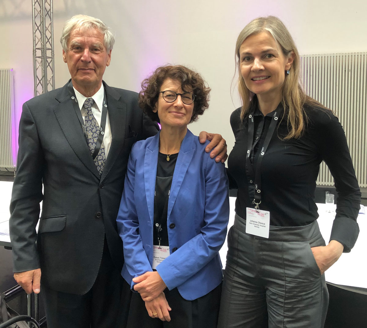 The past president, Christoph Huber, and the new president, Özlem Tureci, together with newly elected member of the Executive Board, Johanna Olweus
