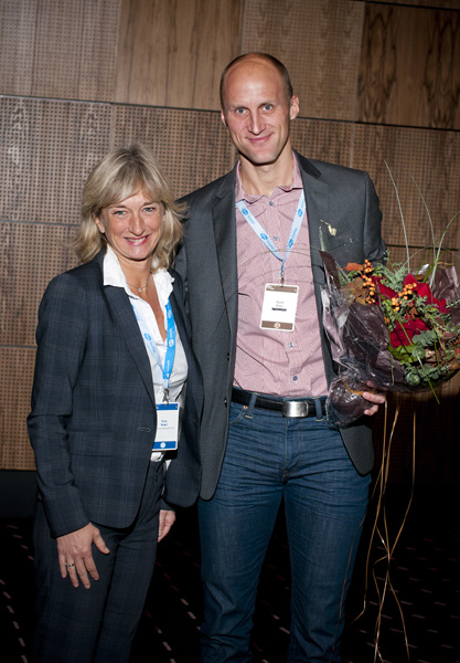 Kjetil Boye has received the award from Norwegian Oncology Forum\'s representative Tone Ikdahl (photo: Per Marius Didriksen)
