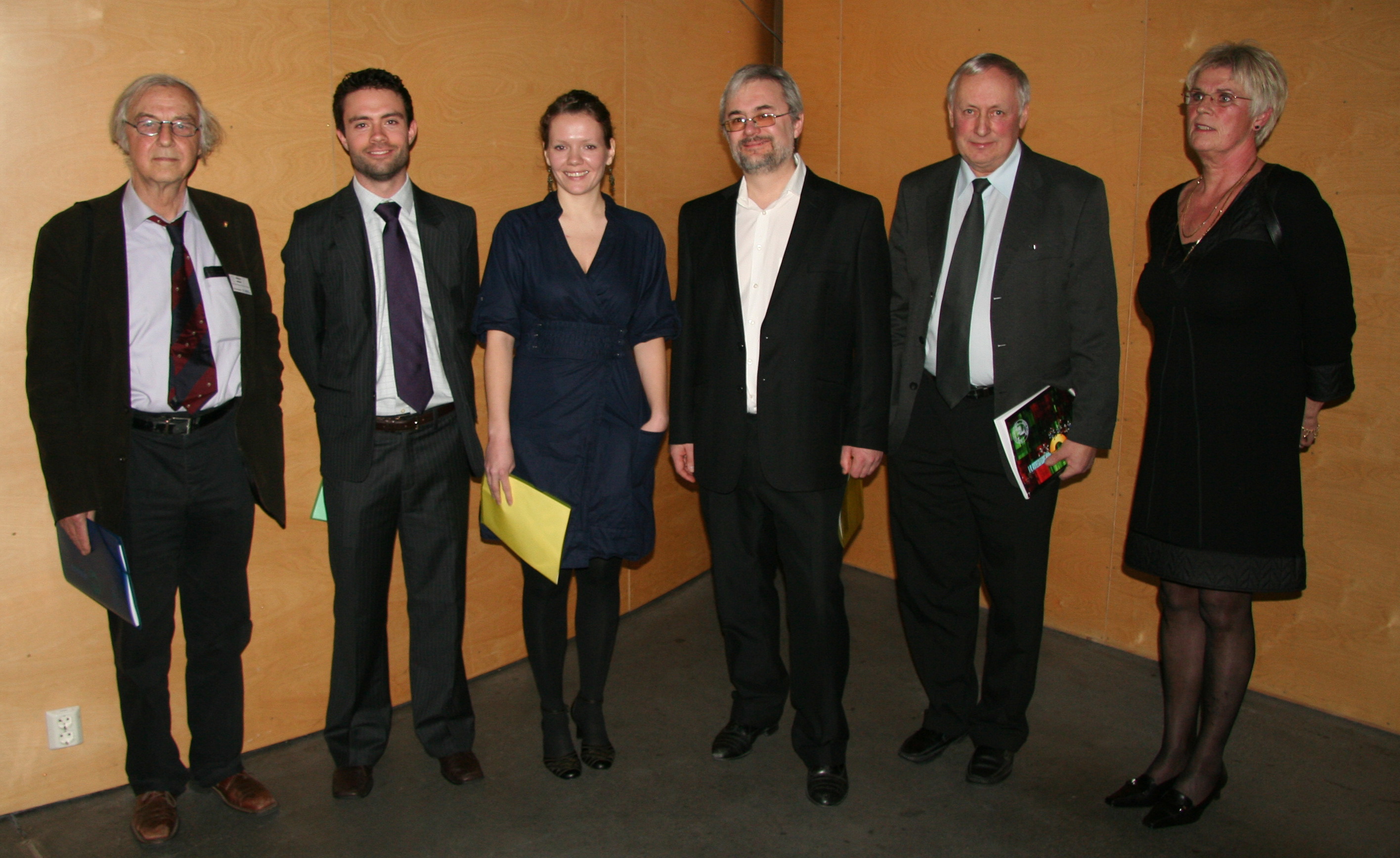 The happy poster prize winnter Ingrid Roxrud (no. 3 from left) flanked by the 2nd and 3rd prize winners and the members of the poster prize committee. Nobel laureate Robert Huber is no. 1 from left. Photographer: Rahmi Lale. (click to enlarge image)
