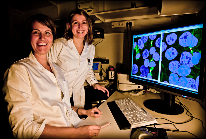 Guro E. Lind (right) and Camilla Raiborg use the confocal microsope to study cell division defects in cancer cells with SPG20 hypermethylation